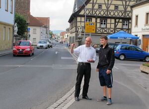 Bürgermeister Markus Zirkel mit Christian Günthner an der betroffenen Lichtenfelser Straße